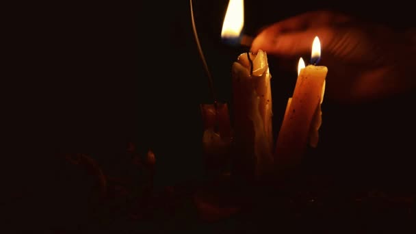 Свічка на столі поруч із сушеною трояндою — стокове відео