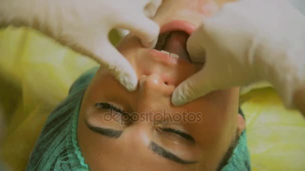 Cosmetic face mask. Girl in a beauty salon make a mask for the face — Stock Video