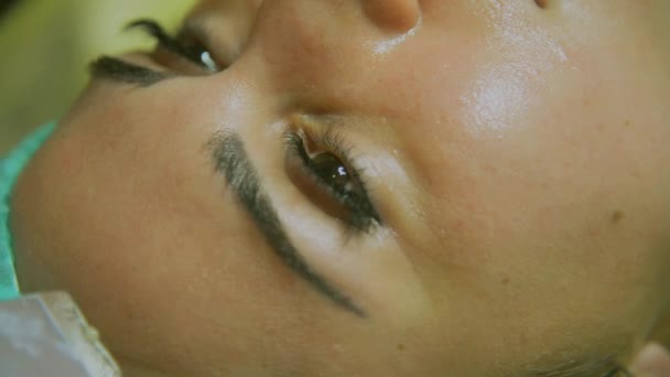 Mascarilla cosmética. Chica en un salón de belleza hacer una máscara para la cara — Vídeos de Stock