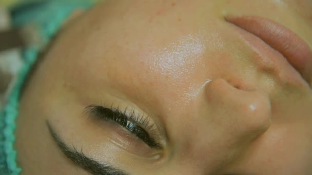 Máscara facial cosmética. Menina em um salão de beleza fazer uma máscara para o rosto — Vídeo de Stock