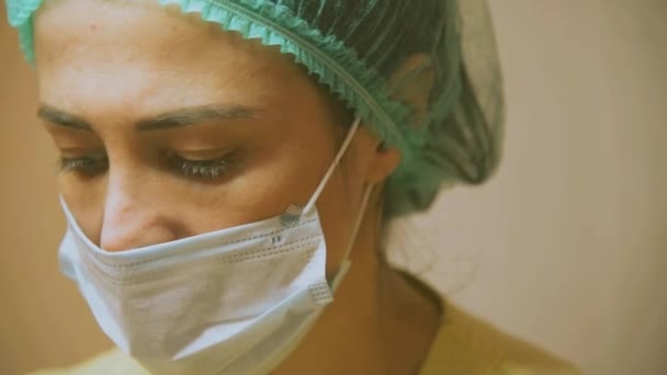 Mascarilla cosmética. Chica en un salón de belleza hacer una máscara para la cara — Vídeo de stock