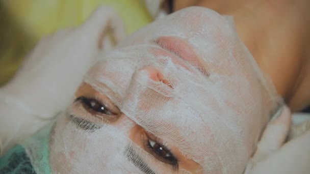 Mascarilla cosmética. Chica en un salón de belleza hacer una máscara para la cara — Vídeo de stock