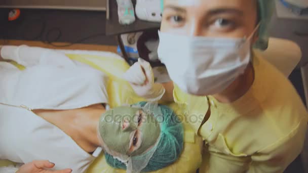 성형 얼굴 마스크입니다. 뷰티 살롱에서 여자 얼굴에 마스크를 만드는 — 비디오