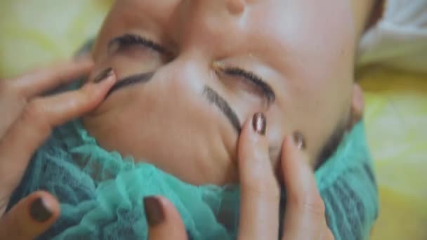 Kosmetische Gesichtsmaske. Mädchen in einem Schönheitssalon machen eine Maske für das Gesicht — Stockvideo