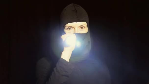 Rapariga criminosa. A menina com uma máscara preta . — Vídeo de Stock