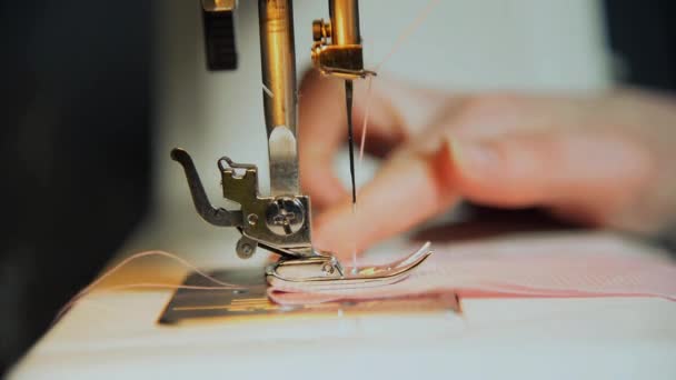 Una máquina de coser, coser. La mujer cose en la máquina de coser . — Vídeo de stock