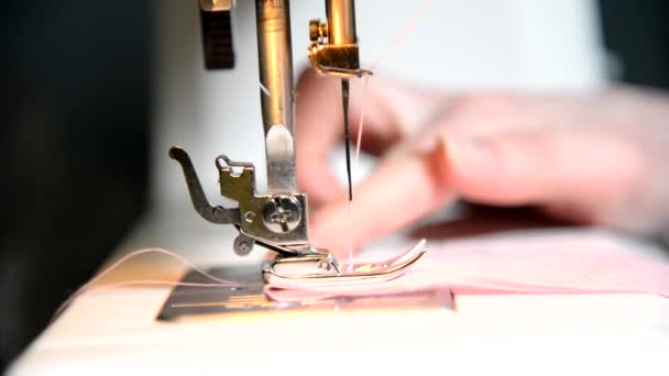 Uma máquina de costura, costurar. Mulher costura na máquina de costura . — Vídeo de Stock