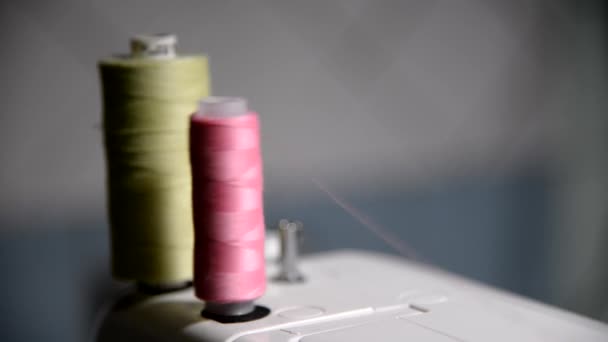 Une machine à coudre, coudre. Femme coud sur la machine à coudre .