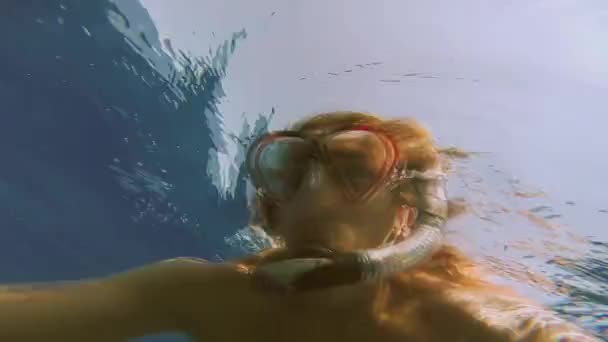 Morze Czerwone. Facet zdejmuje się podwodne. — Wideo stockowe
