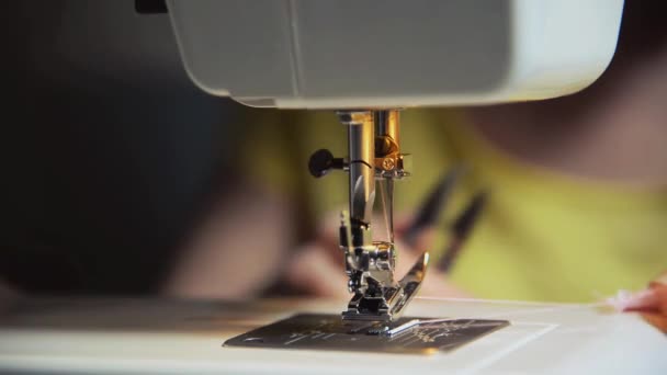 봉 제 기계 바느질. 여자는 재봉틀에 sews. — 비디오