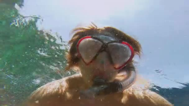 Rotes Meer. Der Typ zieht sich unter Wasser aus. — Stockvideo