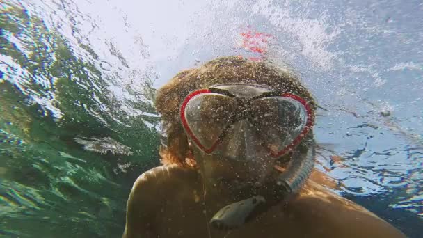 Mare Rosso. Il ragazzo si toglie sott'acqua . — Video Stock