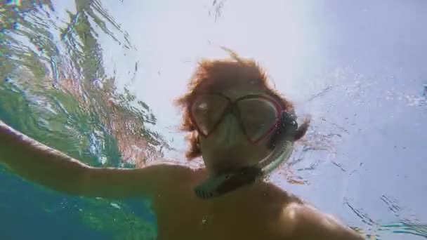 Röda havet. Killen tar själv av undervattens. — Stockvideo