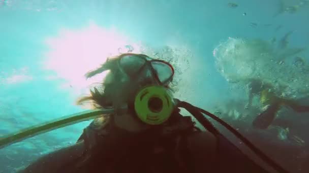 Red sea. The guy takes himself off underwater. — Stock Video