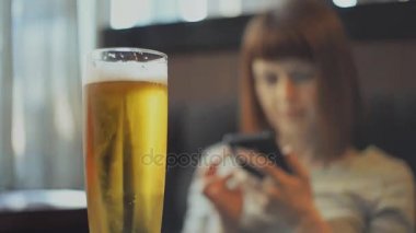Bir kız oturuyor bir kafe bira içip telefona arıyorsunuz