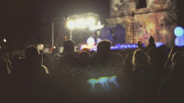 Silhouettes de spectateurs lors d'un concert — Video