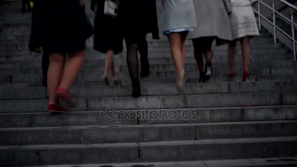 Legs go up the stairs — Stock Video