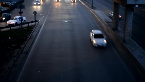 Motorväg. Flickan ser ut på de förbipasserande bilar. — Stockvideo