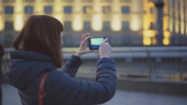 Telefondan Selfy. Kız kendini telefonda vuruyor.
