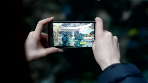 Selfy du téléphone. La fille se tire dessus au téléphone .
