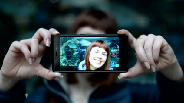 携帯電話から Selfy。少女は、携帯電話に自分自身を撃つ. — ストック動画
