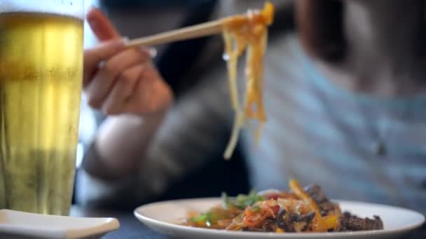 麺。女の子は、箸で麺を食べる — ストック動画