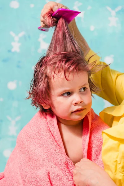 Mom combs my daughter. — Stock Photo, Image