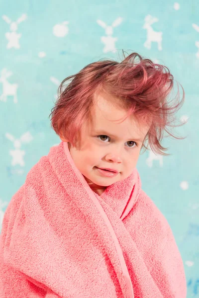 The child is wrapped in a towel. — Stock Photo, Image