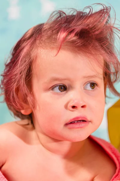 The child is wrapped in a towel. — Stock Photo, Image