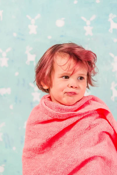 Het kind is gewikkeld in een handdoek. — Stockfoto