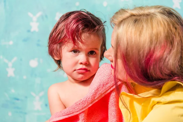 Anne bebek banyo sonra mendil. — Stok fotoğraf