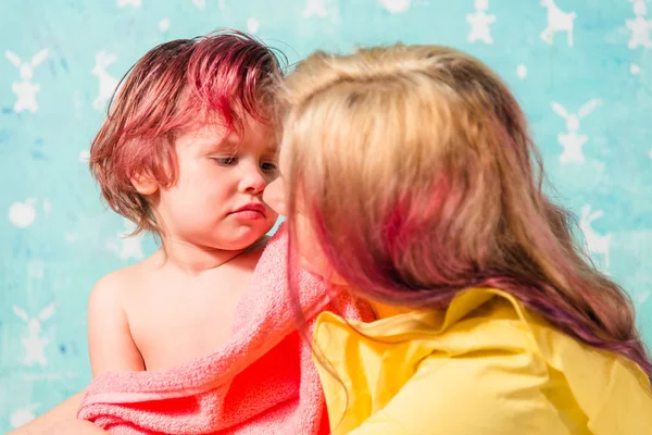 お母さんが浴室の後、赤ちゃんをワイプします。 — ストック写真