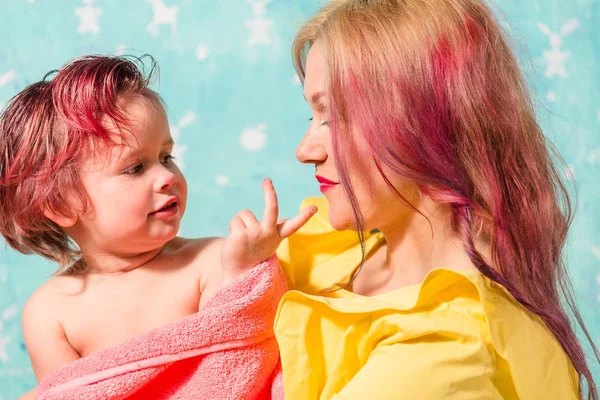 Moeder de baby veegt af na de badkamer — Stockfoto