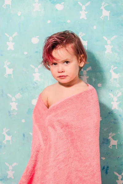 Het kind is gewikkeld in een handdoek. — Stockfoto