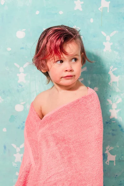 The child is wrapped in a towel. — Stock Photo, Image