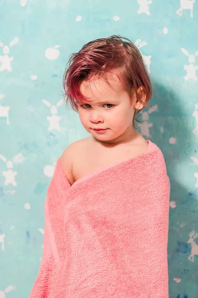 The child is wrapped in a towel. — Stock Photo, Image