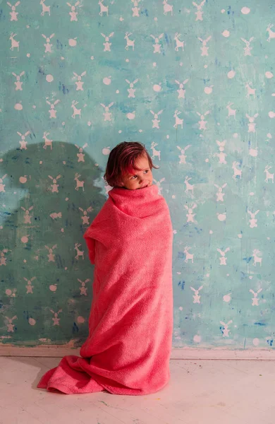 El niño está envuelto en una toalla. . — Foto de Stock
