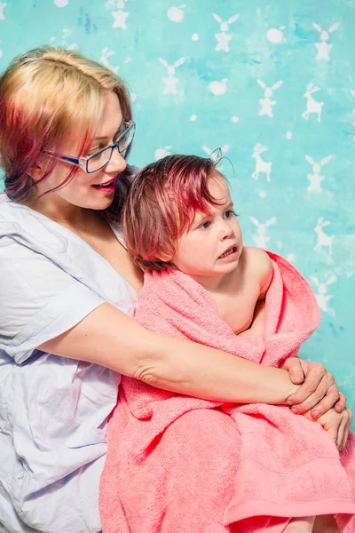 Moeder de baby veegt af na de badkamer — Stockfoto