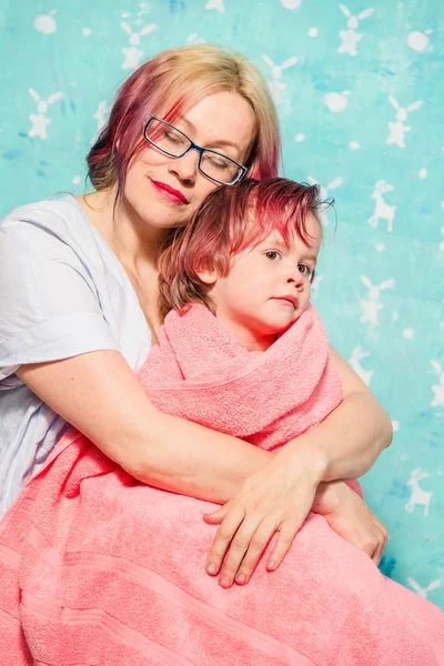 Mom wipes the baby after the bathroom — Stock Photo, Image