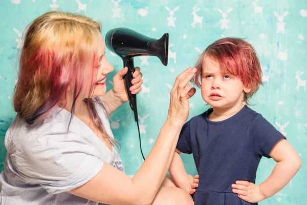 Mamá seca el cabello de su hija — Foto de Stock