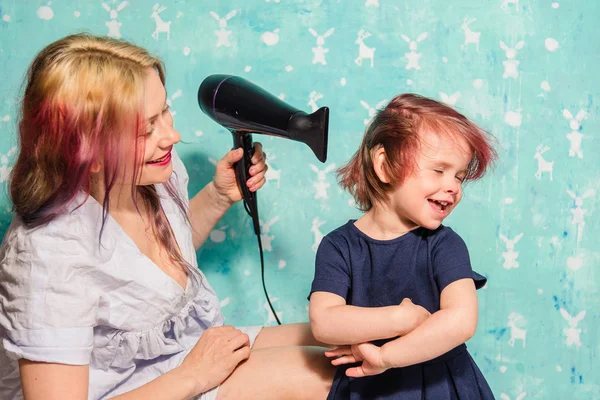 Mutter trocknet ihrer Tochter die Haare — Stockfoto