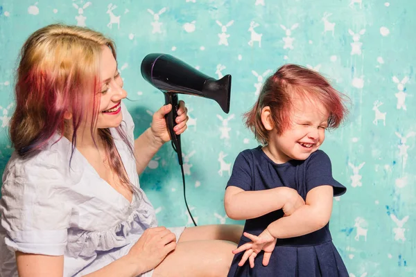 Mamka suší vlasy její dcera — Stock fotografie