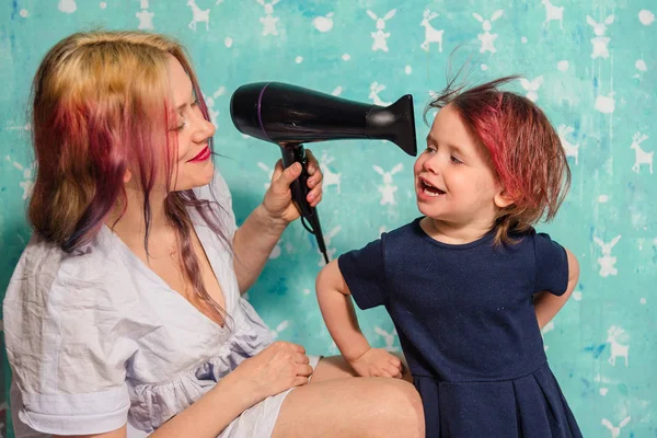 Mama droogt van haar dochter haar — Stockfoto