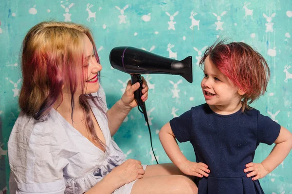 Mamá seca el cabello de su hija —  Fotos de Stock