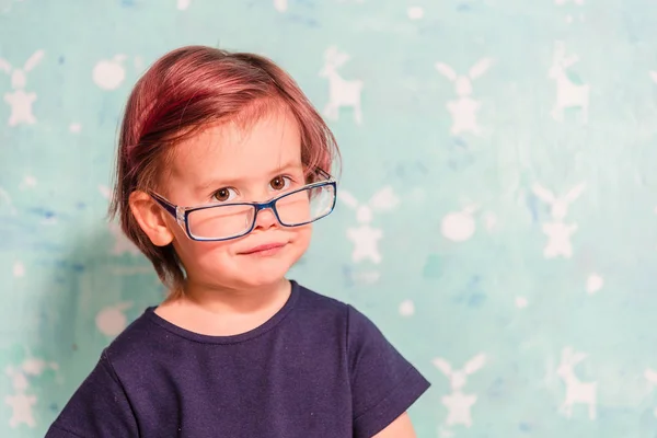 Glasögon för synen. Barnet bar vuxen glasögon. — Stockfoto