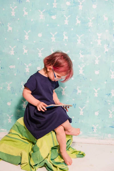 Een boek voor kinderen. Een kind leest een kinderboek — Stockfoto