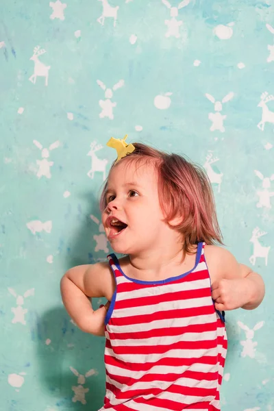 感情。壁を背景に笑う女の子 — ストック写真