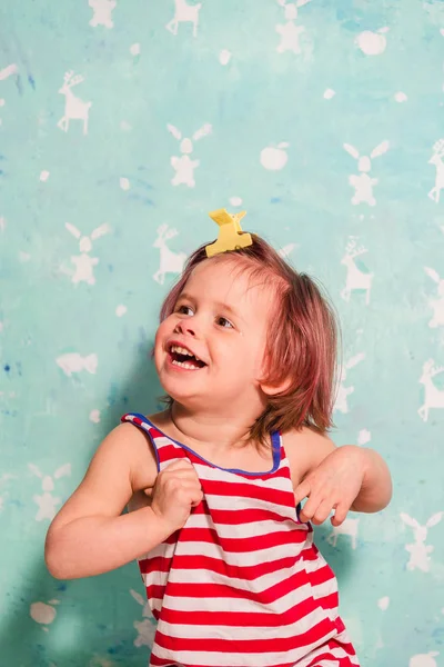Emoce. Dívka smích na pozadí stěny — Stock fotografie