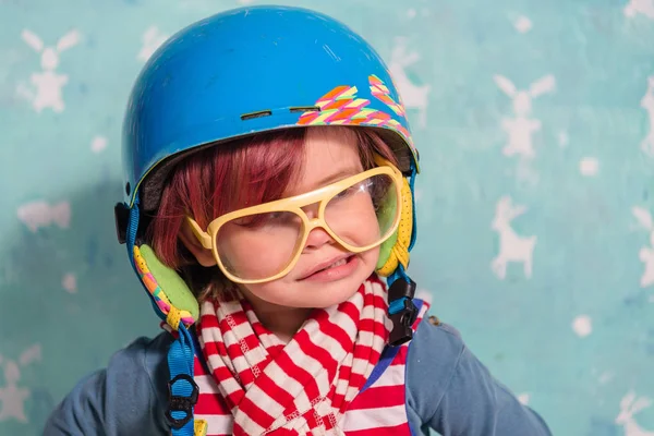Helm für Snowboard. ein Kind spielt mit einem Snowboard — Stockfoto