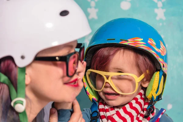 Helma pro snowboarding. Matka a dítě v snowboardová helma — Stock fotografie
